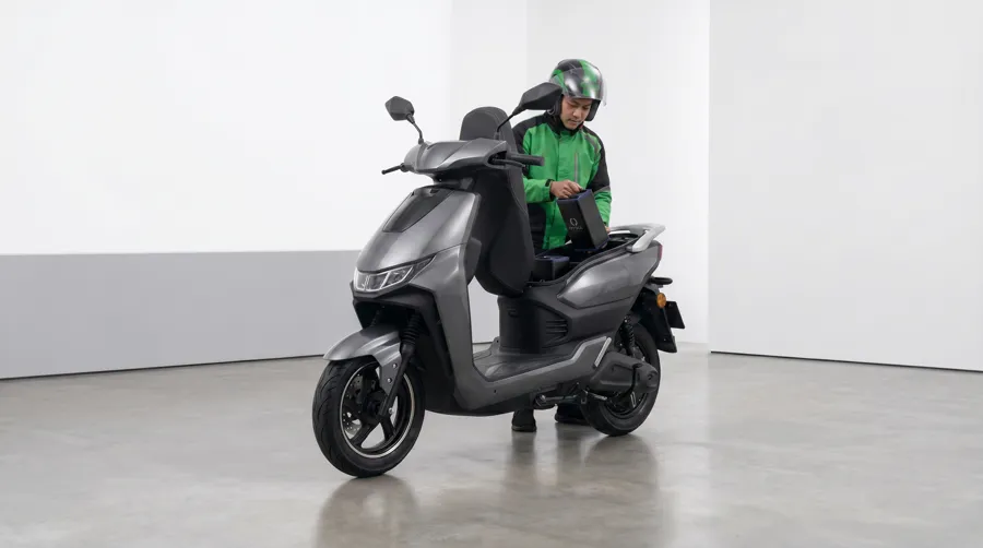 keluarkan baterai dari motor